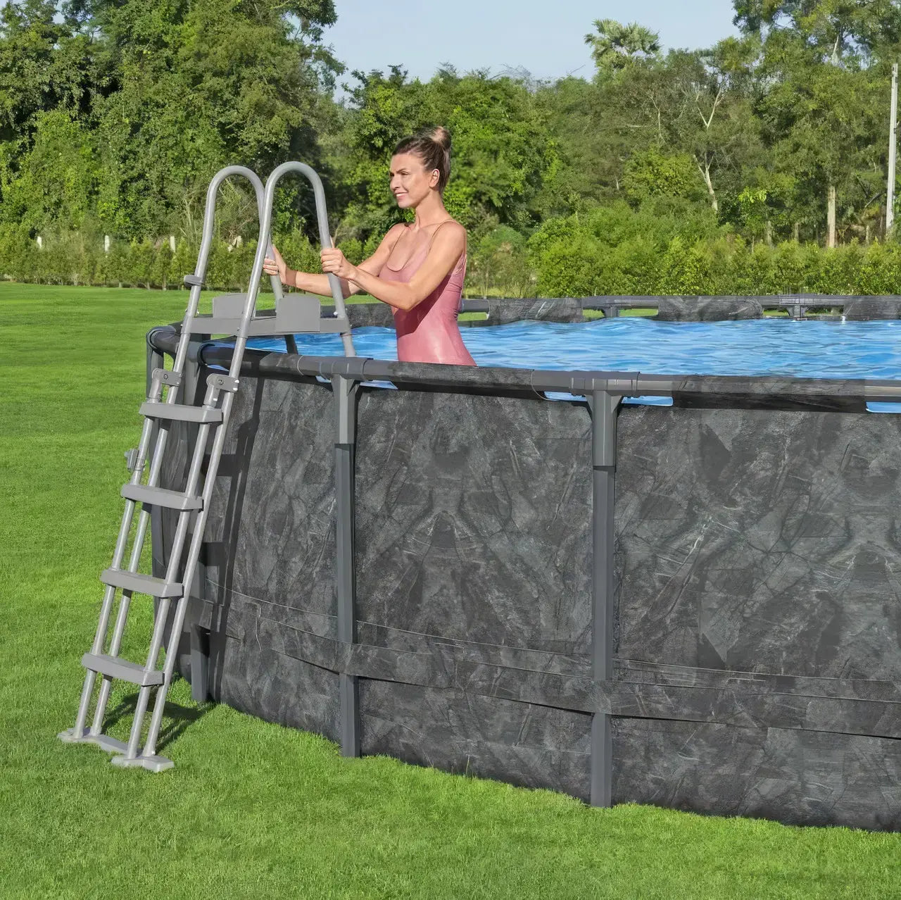 Каркасный круглый бассейн 549х132 см на 26 000 л с фильтр-насосом, лестницей, тентом Bestway 561KC