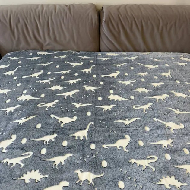 Флисовый полуторный плед 150х100, светящийся в темноте Динозавры серый