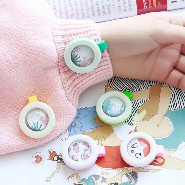 Клипса от комаров Bikit Guard c натуральными экстрактами с полиэтиленовой капсулой.