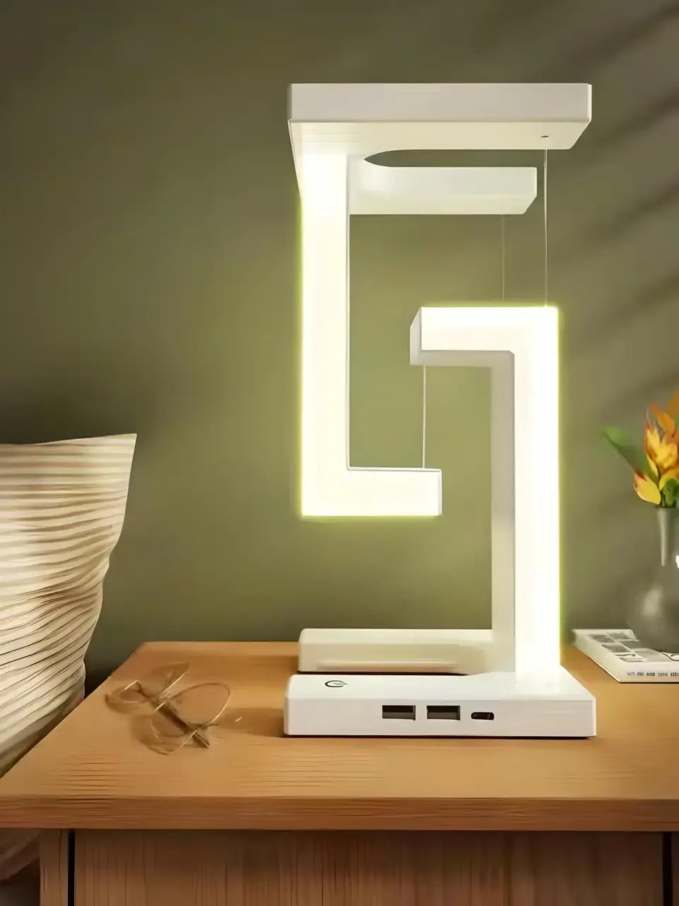 Настольная лампа SHS 2238 светодиодная с 2*USB и беспроводной зарядкой 10W