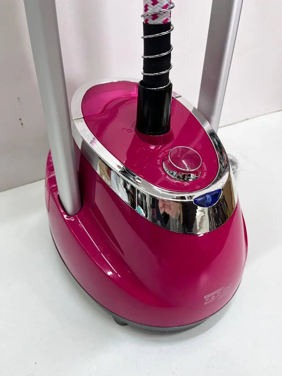 Красный Отпариватель вертикальный для одежды со стойкой Zepline ZP-129 3000W