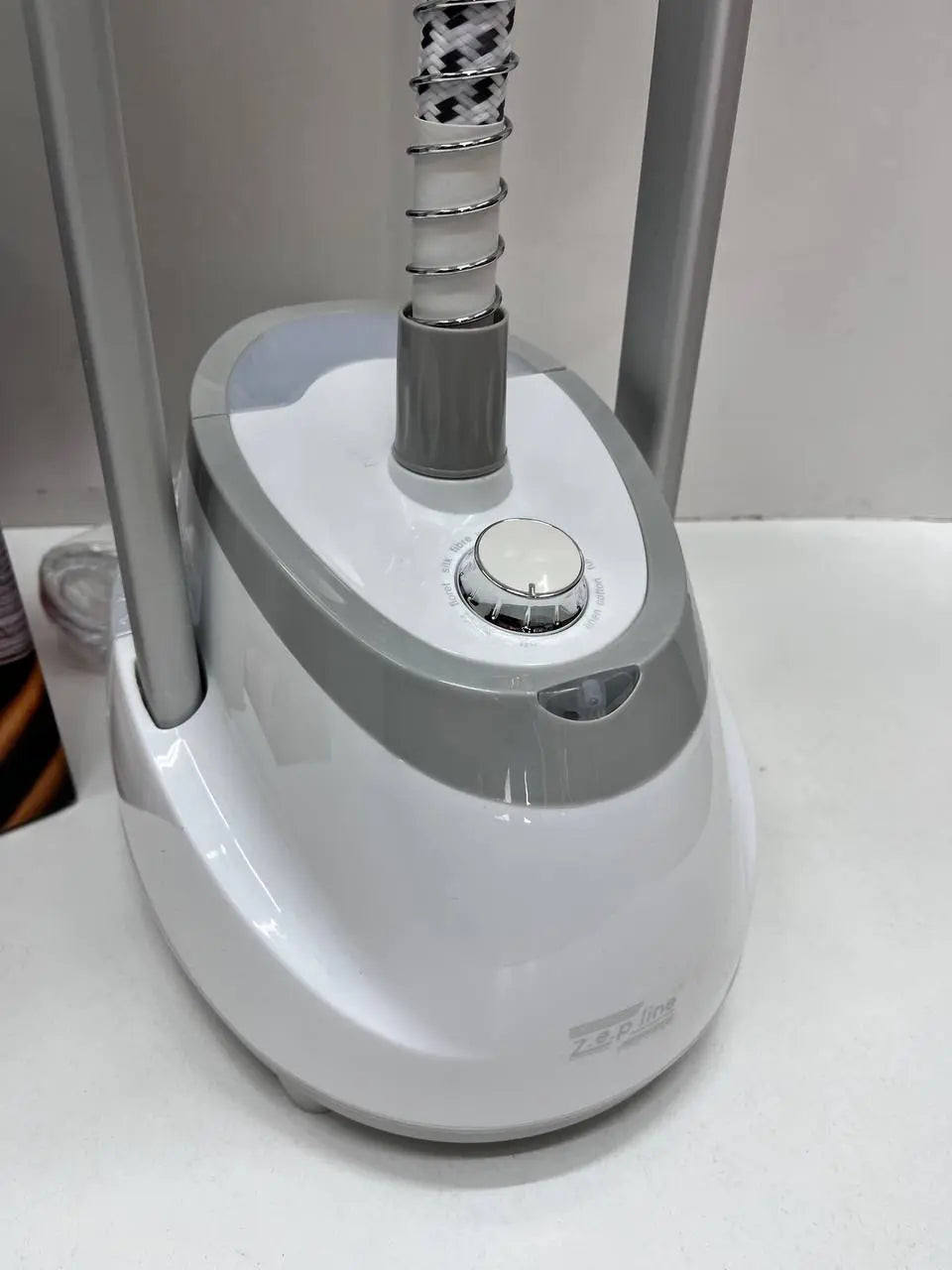 Белый Отпариватель вертикальный для одежды со стойкой Zepline ZP-129 3000W