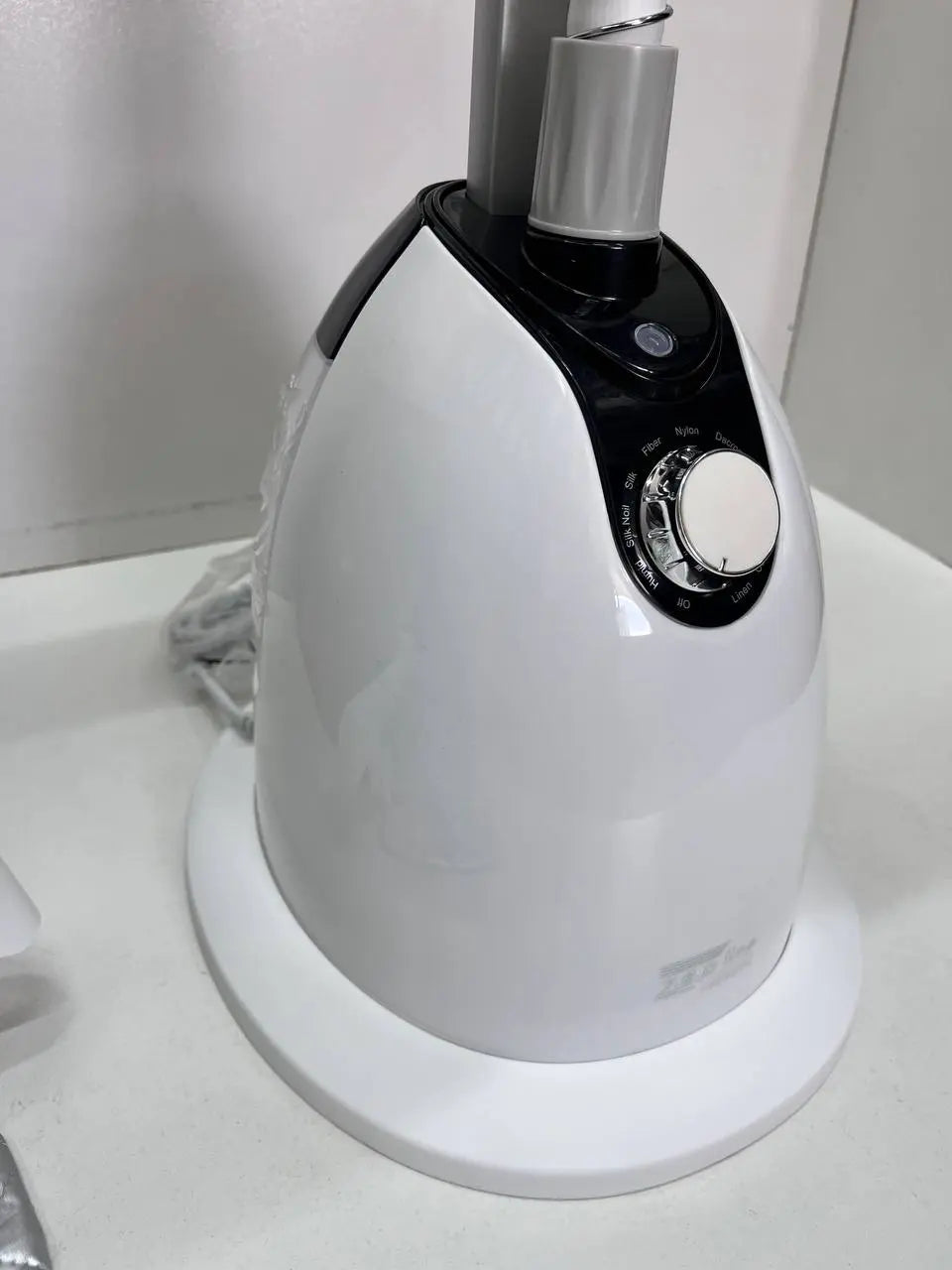 Белый Отпариватель вертикальный для одежды со стойкой Zepline ZP-130 3000W